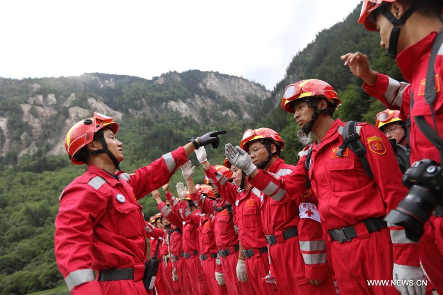 Socorristas continúan la búsqueda de sobrevivientes en Jiuzhaigou