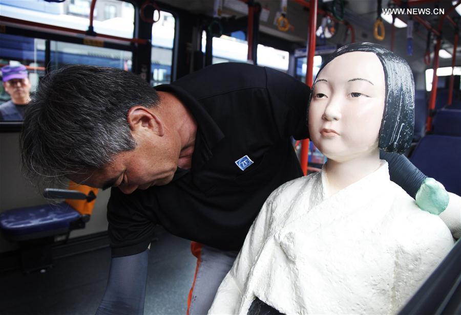 Instalan figuras de "mujeres confort" en los autobuses de Seúl