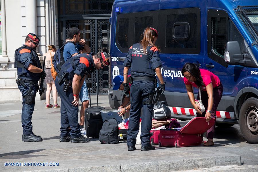 Miles de personas se reúnen en Barcelona como una muestra de desafío al terrorismo