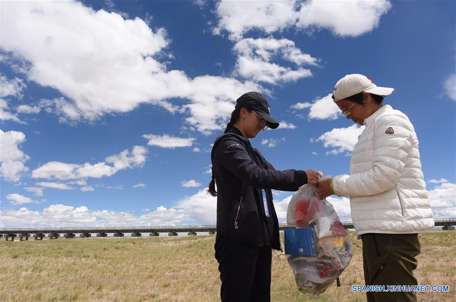 QINGHAI, agosto 23, 2017 (Xinhua) -- Imagen del 15 de agosto de 2017 de la voluntaria Zhu Yue (i) de la Universidad de Zhejiang, y Chi Xue (d) de la provincia de Jilin, recolectando basura en la Reserva Natural Hol Xil en la prefectura autónoma tibetana de Yushu, provincia de Qinghai, en el noroeste de China. Hol Xil tiene una altitud promedio de más de 4,600 metros, convirtiéndola en un hábitat ideal para los antílopes tibetanos, kiangs y otros animales. La reserva fue enlistada como uno de los Patrimonios Naturales de la Humanidad de la Organización de las Naciones Unidas para la Educación, la Ciencia y la Cultura (UNESCO, por sus siglas en inglés) en julio de 2017. (Xinhua/Zhang Hongxiang)