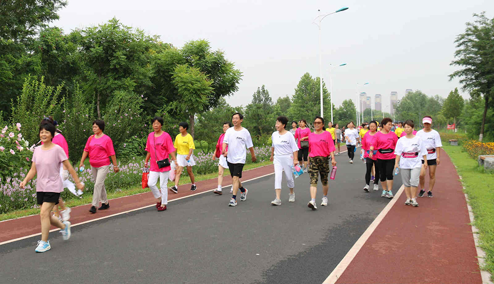 Los deportes de moda en China: caminar y bailar en las plazas