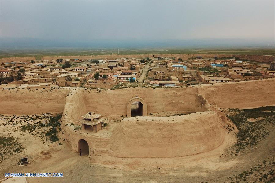 GANSU, septiembre 15, 2017 (Xinhua) -- Imagen del 31 de agosto de 2017 de una vista aérea de las edificaciones dentro de las murallas de la antigua ciudad de Yongtai en el condado de Jingtai, provincia de Gansu, en el noroeste de China. Localizada a 25 kilómetros del condado de Jingtai, la ciudad de Tortuga de Yongtai obtuvo su nombre debido la fugura de tortuga del castillo. Como una ciudad antigua que se remonta la Dinastía Ming (1368-1644), fue preservada como una reliquia cultural a nivel nacional. (Xinhua/Fan Peishen)