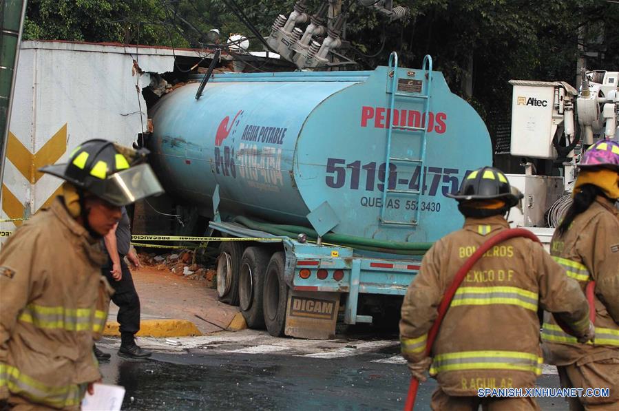 Accidente de camión cisterna deja 4 muertos en Ciudad de México