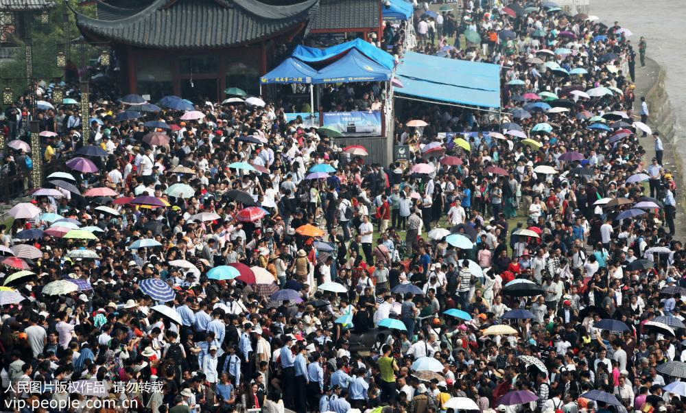 10.000 turistas acuden a Haining paraver la mareadel río Qiantang