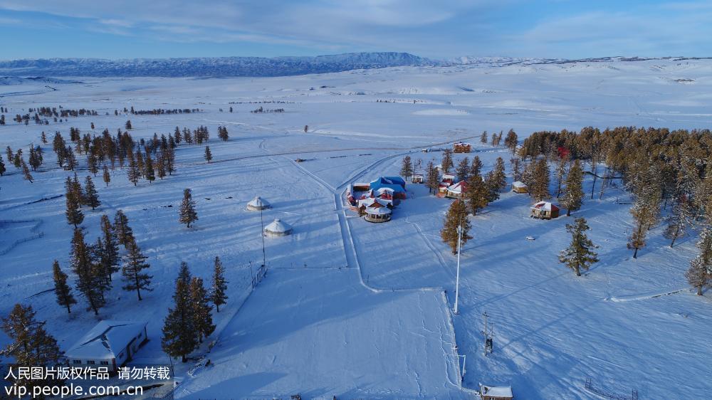 Impresionante paisaje nevado de "encendidas llamaradas" en Xinjiang