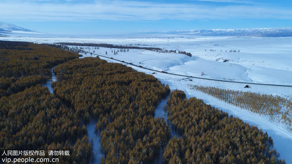 Impresionante paisaje nevado de "encendidas llamaradas" en Xinjiang