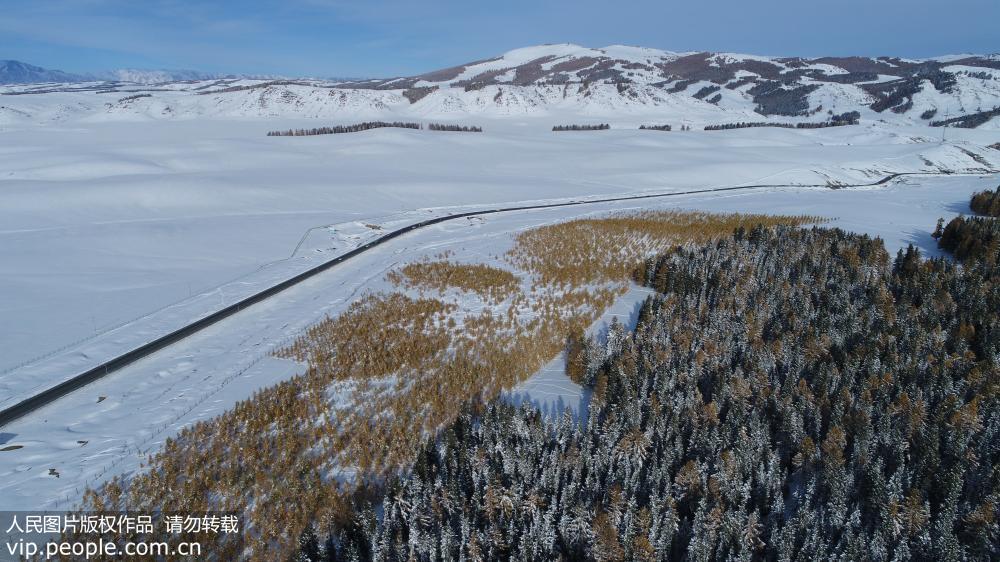 Impresionante paisaje nevado de "encendidas llamaradas" en Xinjiang