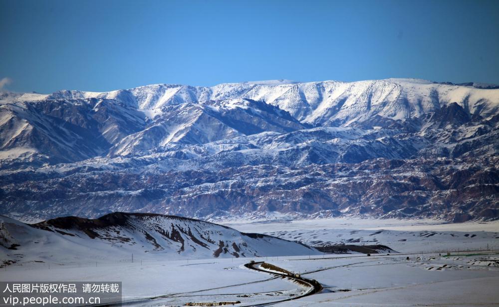 Impresionante paisaje nevado de "encendidas llamaradas" en Xinjiang