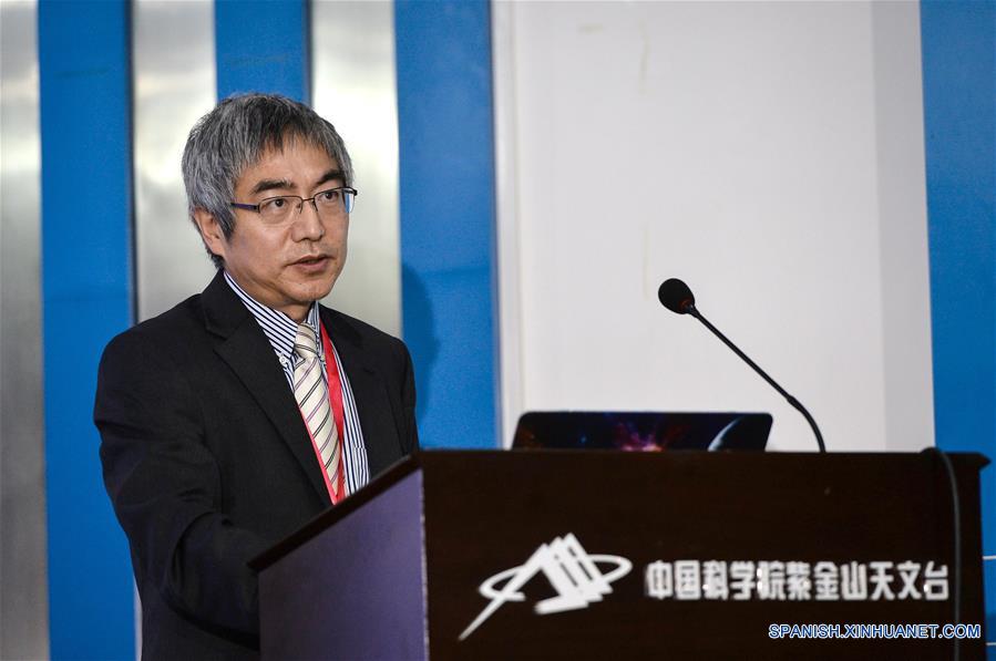 Wang Lifan, director del Centro para la Astronomía de la Antártida de China, participa durante una conferencia de prensa en el observatorio en Nanjing, en la provincia de Jiangsu, en el este de China, el 16 de octubre de 2017. Científicos chinos anunciaron el lunes la observación con un telescopio en la Antártida de la "contraparte óptica" de las ondas gravitacionales que provienen de la fusión de dos estrellas de neutrones binarias. Las ondas gravitacionales fueron descubiertas por primera vez por los detectores del Observatorio de Interferometría Láser de Ondas Gravitacionales (LIGO), en Estados Unidos, el 17 de agosto. El telescopio chino observó de manera independiente al siguiente día se?ales ópticas resultado de la fusión, de acuerdo con el Centro para la Astronomía de la Antártida de China. ésta es la primera vez que los humanos han detectado ondas gravitacionales y el fenómeno electromagnético correspondiente resultado de una fusión de estrellas de neutrones binarias. (Xinhua/Li Xiang)