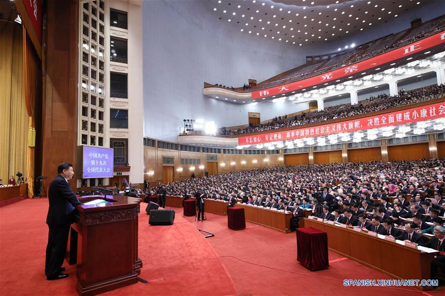 Xi Jinping presenta un informe ante el XIX Congreso Nacional del Partido Comunista de China (PCCh) en nombre del XVIII Comité Central del PCCh, en el Gran Palacio del Pueblo, en Beijing, capital de China, el 18 de octubre de 2017. El PCCh inauguró el miércoles su XIX Congreso Nacional en Beijing. (Xinhua/Lan Hongguang)