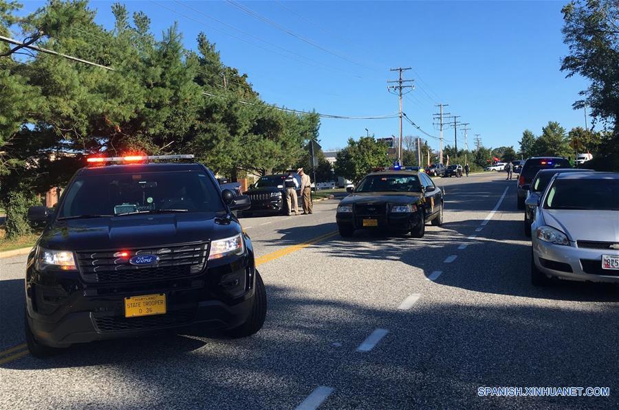 Policías y miembros de la división de Servicios Médicos de Emergencia (EMS, por sus siglas en inglés) acuden al lugar donde se registró un tiroteo en el Parque Empresarial Emmorton en el área de Edgewood del condado de Harford, en el estado de Maryland, Estados Unidos, el 18 de octubre de 2017. Tres personas murieron y otras dos resultaron heridas en un tiroteo ocurrido en un parque empresarial en el estado estadounidense de Maryland, dijeron el miércoles las autoridades. El incidente tuvo lugar en el Parque Empresarial Emmorton en Edgewood, a unos 50 kilómetros al nordeste de Baltimore, dijo la ma?ana del miércoles la oficina del sheriff del condado de Harford. (Xinhua/Matt Button/TNS/ZUMAPRESS)