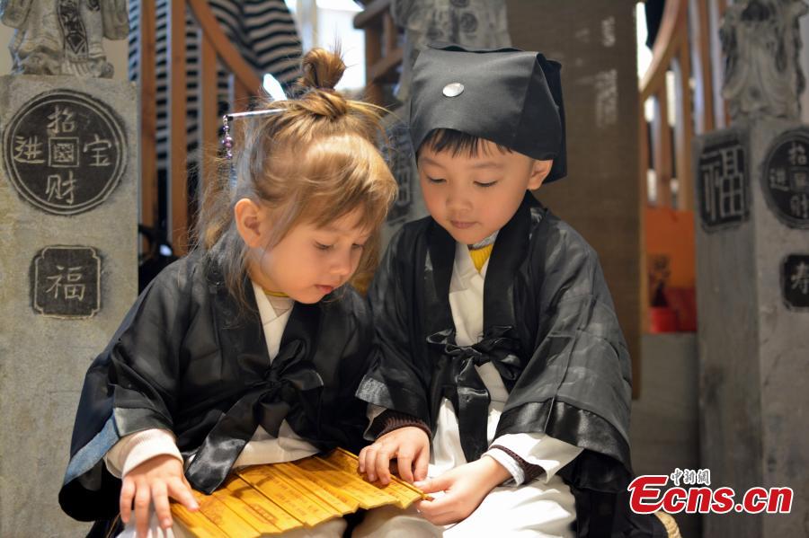 Ni?os chinos aprenden su cultura tradicional en lo alto del Taoísmo