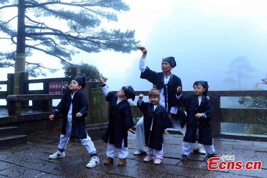 Ni?os chinos aprenden su cultura tradicional en lo alto del Taoísmo