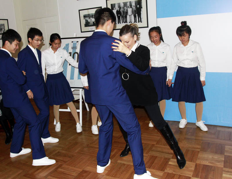 Argentina obsequia una camiseta firmada por Lionel Messi al Colegio Dayu de Beijing 