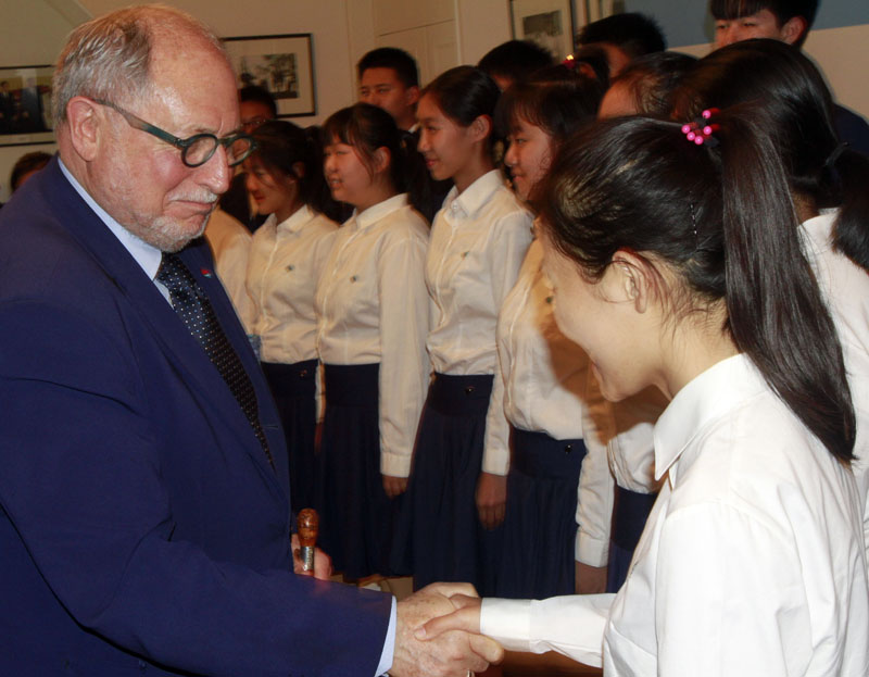 Argentina obsequia una camiseta firmada por Lionel Messi al Colegio Dayu de Beijing 