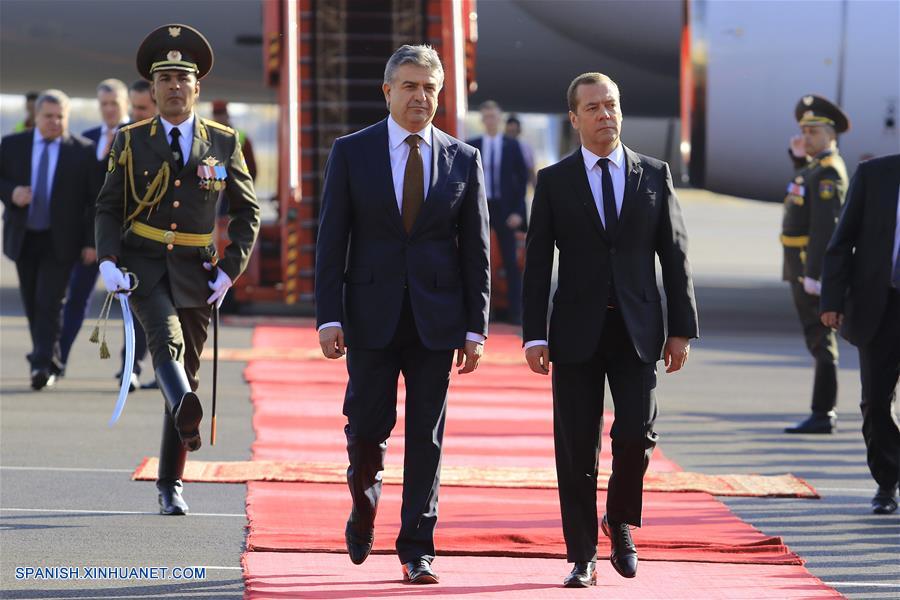 El primer ministro de Armenia, Karen Karapetyan (i-frente), recibe a su homólogo de Rusia, Dmitry Medvedev (d-frente), en el Aeropuerto Internacional de Zvartnots, en Ereván, Armenia, el 24 de octubre de 2017. (Xinhua/Gevorg Ghazaryan)