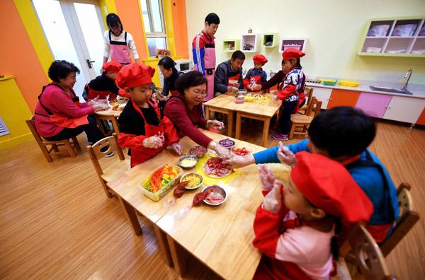 Nietos ayudan a sus abuelos a preparar comida en Shijiazhuang, provincia de Hebei, 25 de octubre del 2017. [Foto: Xinhua]