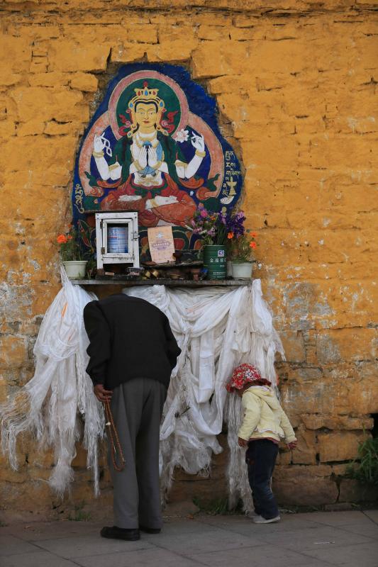 Devotos pegrinan a Lhasa, centro del budismo tibetano