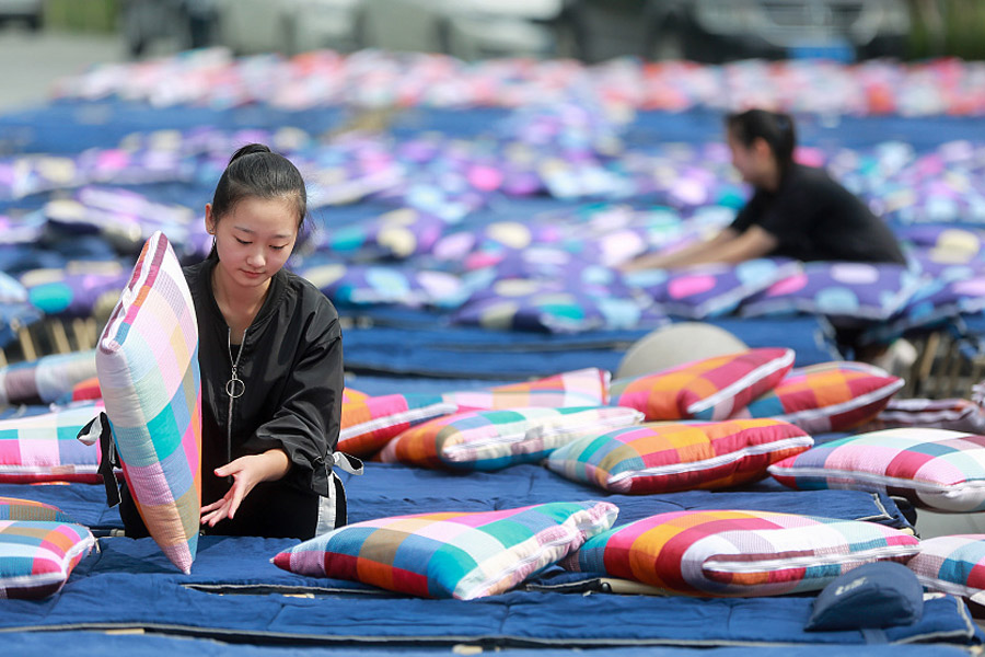 Un miembro del personal de apoyo prepara una cama en la sede de la empresa Alibaba en Hangzhou, provincia de Zhejiang, 31 de octubre del 2017. [Foto:VCG]