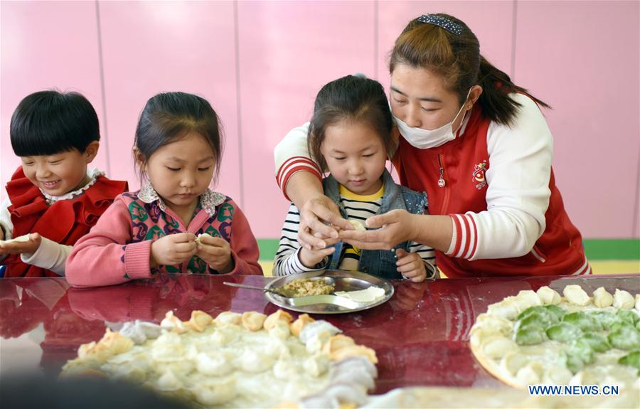 Los ni?os preparan dumplings para celebrar el comienzo del invierno en el norte de China