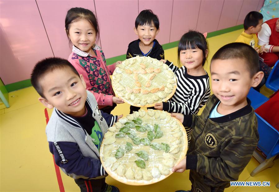 Los ni?os preparan dumplings para celebrar el comienzo del invierno en el norte de China