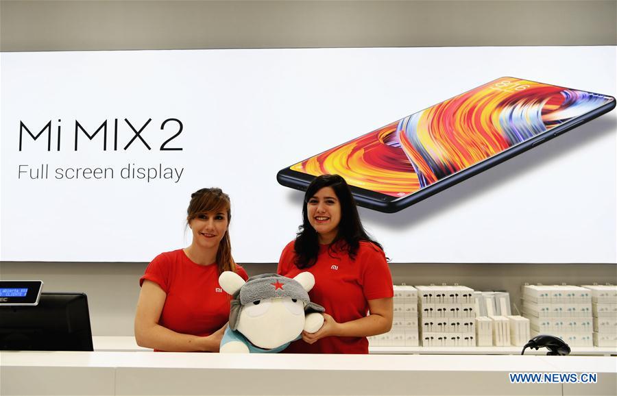 Dos trabajadorasmuestran el mu?ecoXiaomi en una tienda en Madrid, capital de Espa?a, el 11 de noviembre de 2017. Xiaomi, una de las principales empresas de alta tecnología de China, abrió el sábado por la ma?ana sus dos tiendas a través de vendedores autorizados en Madrid. [Foto / Xinhua]