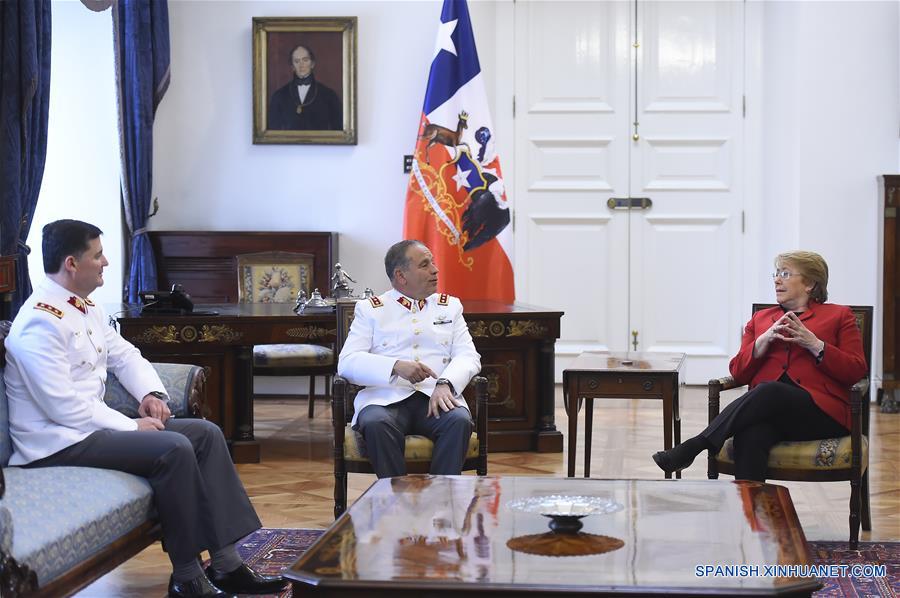 Imagen cedida por la Presidencia de Chile, de la presidenta chilena, Michelle Bachelet (d), participando durante la designación del general Ricardo Martínez (i), como nuevo comandante en jefe del Ejército, en sustitución del general Humberto Oviedo (c), en Santiago, capital de Chile, el 15 de noviembre de 2017. La presidenta de Chile, Michelle Bachelet, designó el miércoles como nuevo comandante en jefe del Ejército al general Ricardo Martínez, quien sustituye al general Humberto Oviedo. Martínez, quien visitó a la mandataria en el Palacio de La Moneda, fue comandante en jefe de la II División Motorizada en 2012, y el siguiente a?o asumió como general División y subjefe del Estado Mayor Conjunto. (Xinhua/Sebastián Rodríguez/Presidencia de Chile)