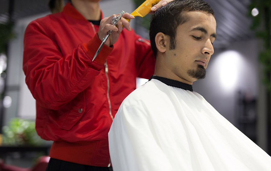 Nayeem Hafeez en su peluquería habitual en Hangzhou, provincia de Zhejiang, el 12 de noviembre de 2017. [Foto / VCG]