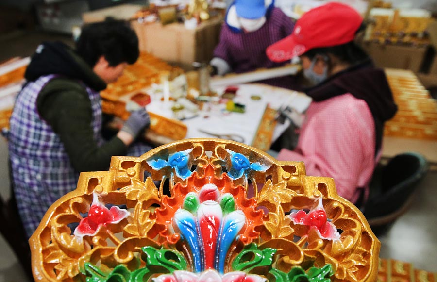 Lugare?os construyen decoraciones tibetanas para el hogar en la aldea Yanggang del poblado Jiuhua, en Rugao, provincia de Jiangsu, 20 de noviembre del 2017. [Foto: VCG]