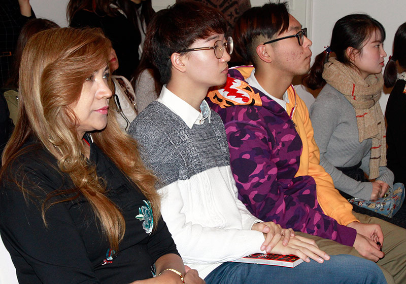 En la ceremonia de premiación del primer concurso literario “Argentina: tan lejos, tan cerca”, estuvieron presentes profesores y estudiantes de idioma espa?ol de diversas universidades del gigante asiático, Beijing, 21 de noviembre del 2017. (Foto: YAC)