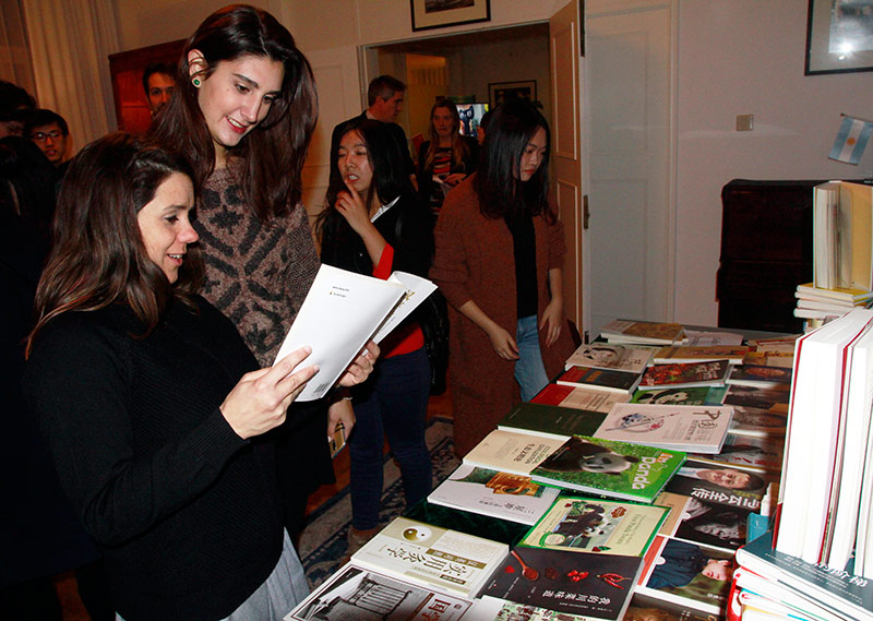 Durante la premiación del primer concurso literario “Argentina: tan lejos, tan cerca” se presentó una exposición de títulos publicados por el Grupo Editorial Xinhua Winshare. Beijing, 21 de noviembre del 2017. (Foto: YAC)