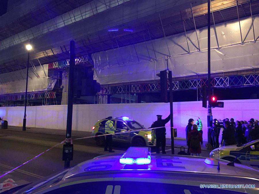 Reportan disparos mientras policía responde a incidente en metro de Londres