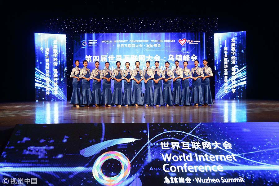 Voluntarios de la IV Conferencia Mundial de Internet, a celebrarse del 3 al 5 de diciembre en Wuzhen, posan en la ciudad de Tongxiang, provincia de Zhejiang, 27 de noviembre del 2017. [Foto: VCG]