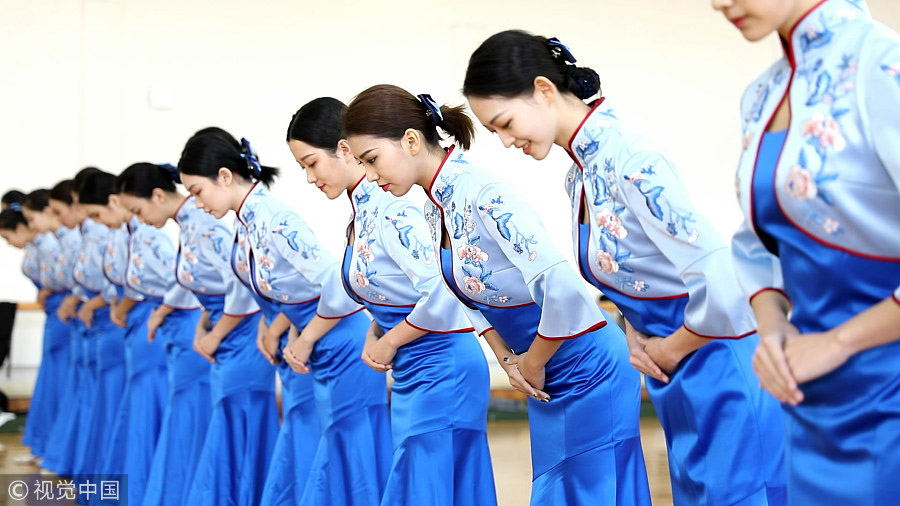 Voluntarios de la IV Conferencia Mundial de Internet, a celebrarse del 3 al 5 de diciembre en Wuzhen, posan en la ciudad de Tongxiang, provincia de Zhejiang, 27 de noviembre del 2017. [Foto: VCG]