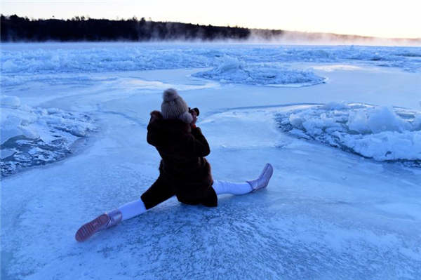 Entusiastas del Yoga practican sobre un río congelado en Heilongjiang