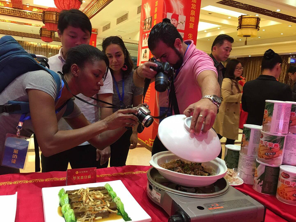 Medios extranjeros experimentan la rica cultura culinaria de Haikou