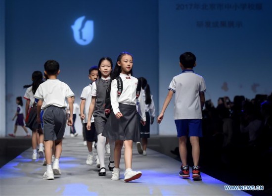 Estudiantes modelan uniformes en el Instituto de Tecnología de la Moda de Beijing