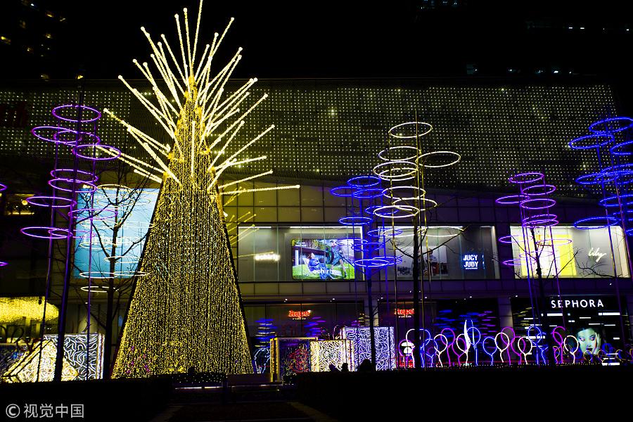 El distrito de CBD en Beijing iluminado con luces navide?as, el 28 de noviembre de 2017. [Foto / VCG]