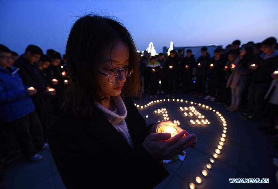 Universitarios encienden velas para recordar a las víctimas de la Masacre de Nanjing