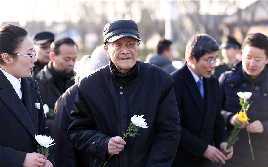 Zhou Dongkui, un veterano de 95 a?os que luchó en la Guerra de Resistencia contra la Agresión Japonesa (1937-45) asiste a una ceremonia en el Museo de la Guerra de Resistencia China contra la Agresión Japonesa en Beijing, el 13 de diciembre de 2017. [Foto por Zou Hong / China Daily]