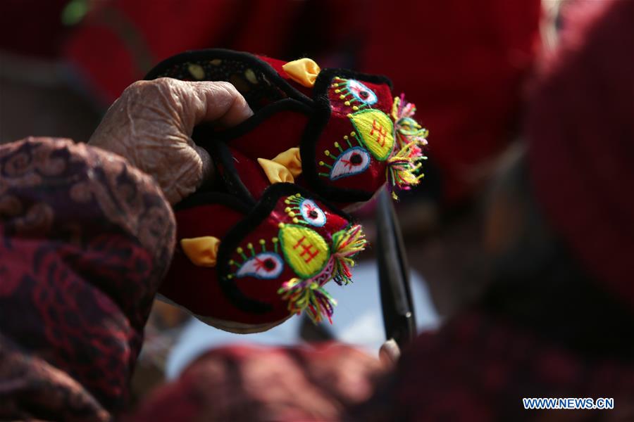 Perdura la antigua tradición de coser zapatos con cabeza de tigre en China