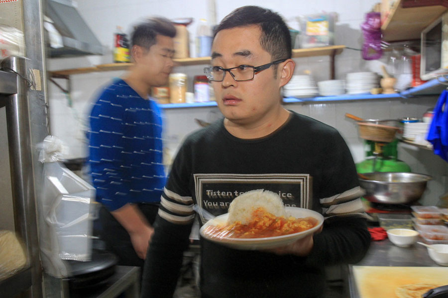 Si Shaojie en la Fonda Desi, ubicada en la ciudad de Zhengzhou, provincia de Henan, 9 de Noviembre del 2017. 