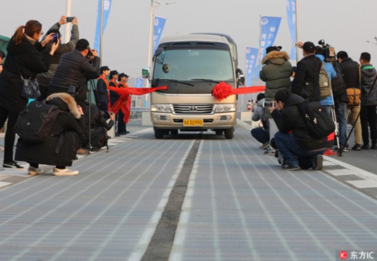 China abre sección de autopista solar