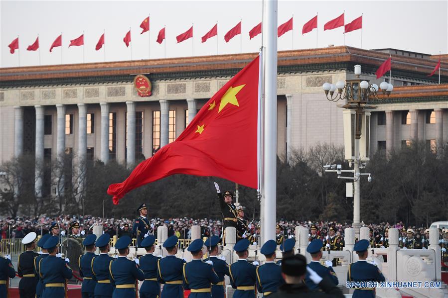 EPL iza bandera nacional en Plaza de Tian'anmen en A?o Nuevo por primera vez