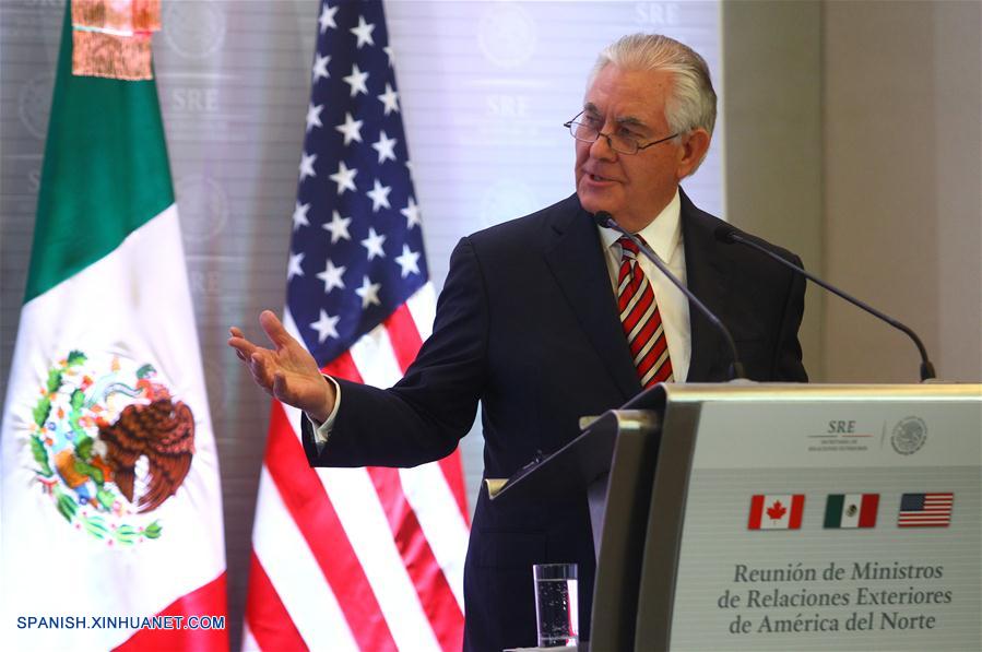 El secretario de Estado de Estados Unidos, Rex Tillerson, participa durante una conferencia de prensa luego de la Reunión de Ministros de Relaciones Exteriores de América del Norte, en la sede de la Secretaría de Relaciones Exteriores (SRE) de México, en la Ciudad de México, capital de México, el 2 de febrero de 2018. Los cancilleres de Canadá y México confiaron el viernes en que la actual renegociación del Tratado de Libre Comercio de América del Norte (TLCAN) terminará en una situación de "ganar-ganar-ganar" para Norteamérica. El canciller mexicano, Luis Videgaray, se reunió con su homóloga de Canadá, Chrystia Freeland, y con el secretario norteamericano de Estado, Rex Tillerson, en el marco de una breve gira del funcionario estadounidense por América Latina y el Caribe. (Xinhua/Ricardo Aldayturriaga)