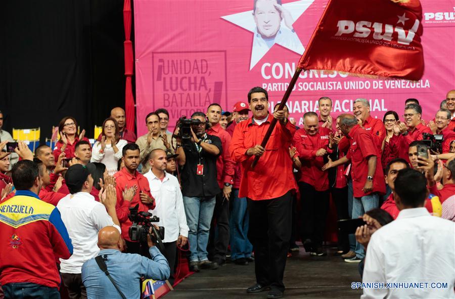 Imagen cedida por la Presidencia de Venezuela, del presidente venezolano, Nicolás Maduro (c), participando durante el Congreso Extraordinario del del Partido Socialista Unido de Venezuela (PSUV), en el Poliedro de Caracas, capital de Venezuela, el 2 de febrero de 2018. El gobernante Partido Socialista Unido de Venezuela (PSUV) decidió que Nicolás Maduro sea su candidato para los próximos comicios presidenciales del país, informó el viernes el primer vicepresidente del partido, Diosdado Cabello. "Aprobado por aclamación y por unanimidad", expresó Cabello durante el Congreso Extraordinario del PSUV, en Caracas, donde consultó a los militantes si estaban de acuerdo con esa propuesta electoral. El también legislador constituyente dijo que la decisión de esa organización política resultó tras evaluar el respaldo de los venezolanos al presidente Maduro. Durante el acto, estuvo presente Maduro, quien agradeció las palabras de Cabello y resaltó la "fortaleza" del PSUV (Xinhua/Presidencia de Venezuela)