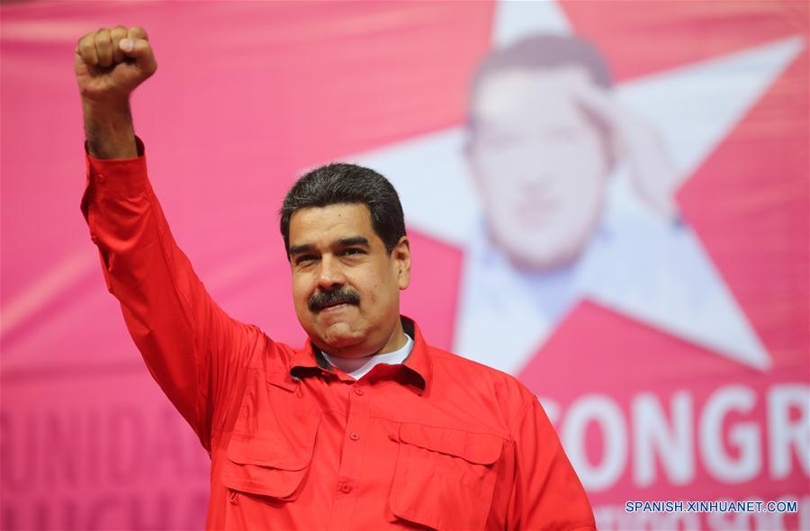 Imagen cedida por la Presidencia de Venezuela, del presidente venezolano, Nicolás Maduro, participando durante el Congreso Extraordinario del del Partido Socialista Unido de Venezuela (PSUV), en el Poliedro de Caracas, capital de Venezuela, el 2 de febrero de 2018. El gobernante Partido Socialista Unido de Venezuela (PSUV) decidió que Nicolás Maduro sea su candidato para los próximos comicios presidenciales del país, informó el viernes el primer vicepresidente del partido, Diosdado Cabello. "Aprobado por aclamación y por unanimidad", expresó Cabello durante el Congreso Extraordinario del PSUV, en Caracas, donde consultó a los militantes si estaban de acuerdo con esa propuesta electoral. El también legislador constituyente dijo que la decisión de esa organización política resultó tras evaluar el respaldo de los venezolanos al presidente Maduro. Durante el acto, estuvo presente Maduro, quien agradeció las palabras de Cabello y resaltó la "fortaleza" del PSUV (Xinhua/Presidencia de Venezuela)