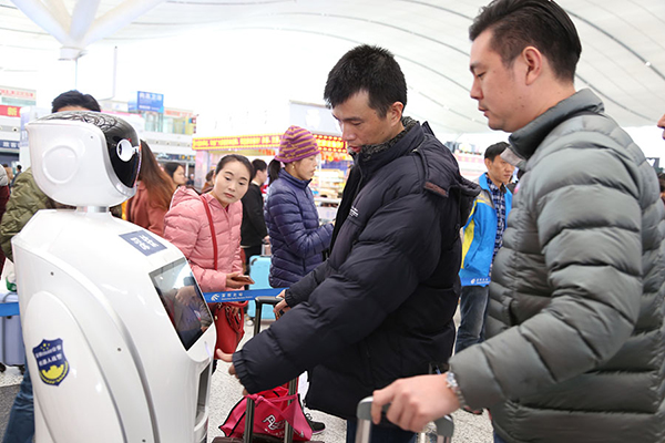 Varios robots ayudan a patrullar la estación de tren de Shenzhen