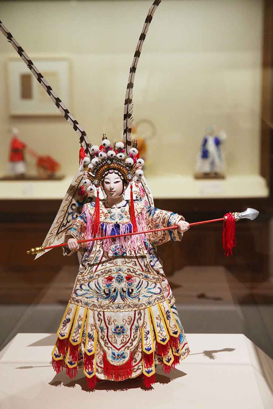 Una selección de marionetas hechas por Xu Zhuchu, la sexta generación de la familia de artesanos de apellido Xu, y su hijo Xu Qiang, se exhiben en una exposición conjunta en el Museo Nacional de China. [Foto de Jiang Dong / China Daily]