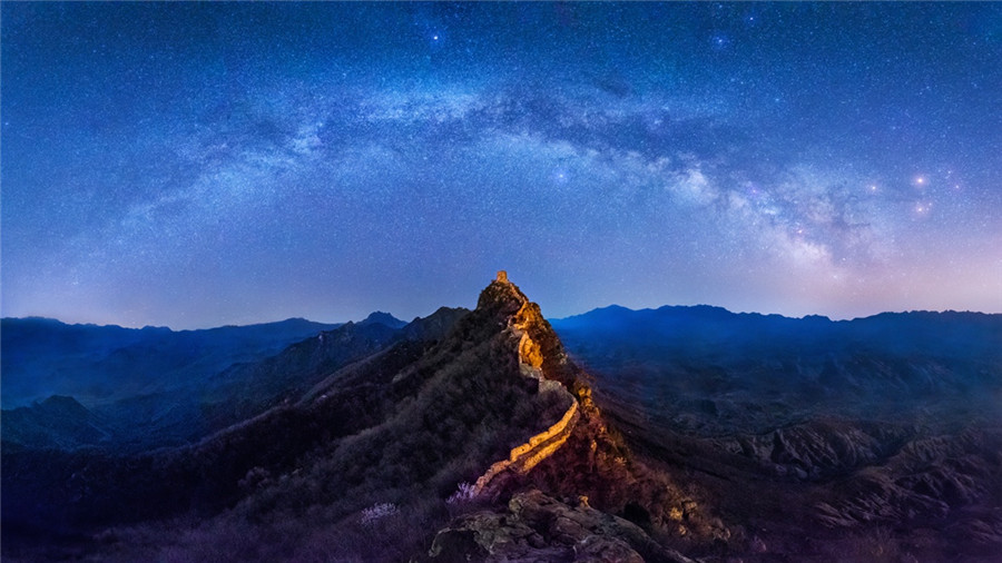 Gran Muralla bajo el cielo estrellado, tomada por Hu Yongjun. [Foto proporcionada por photoint.net]